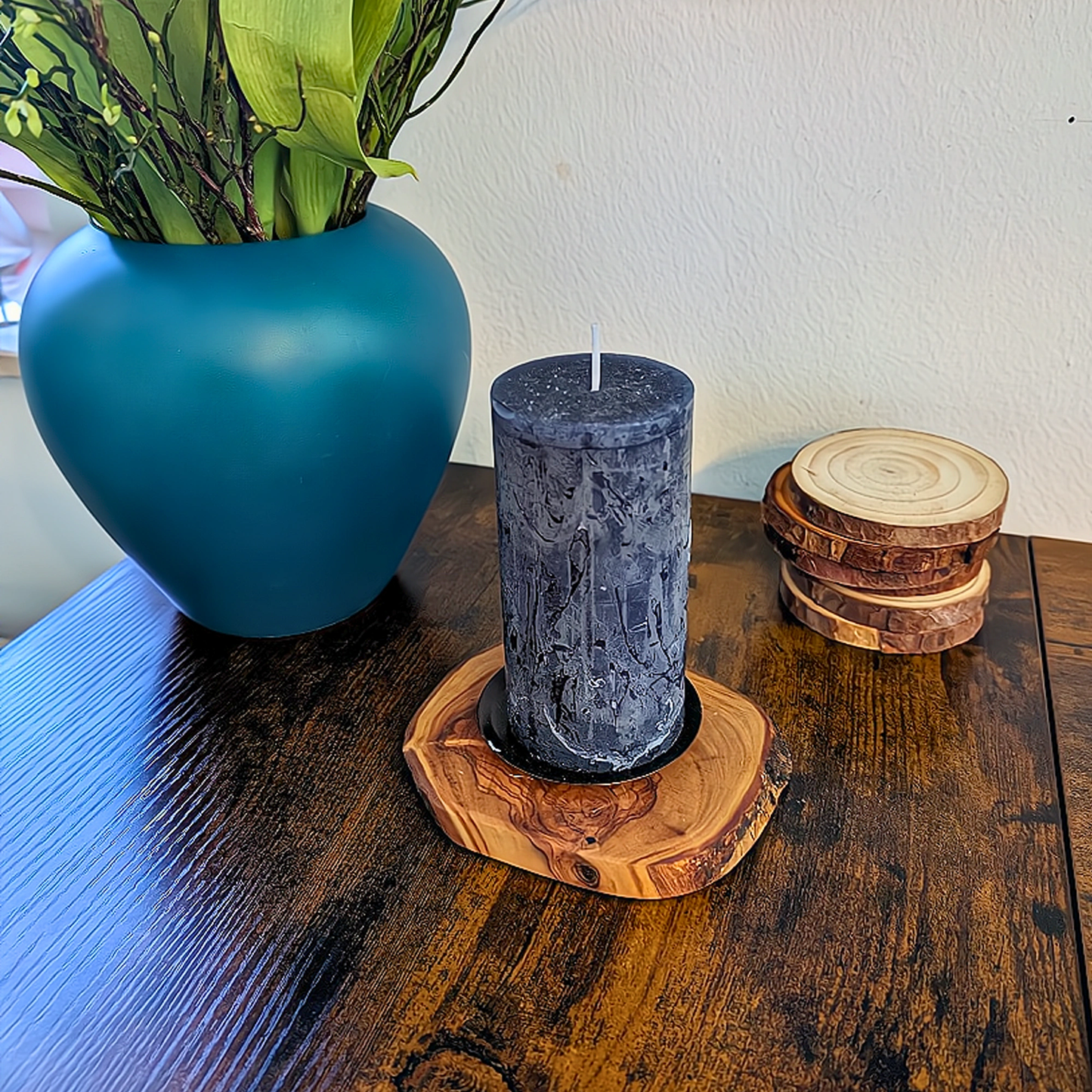 rustikaler Kerzenhalter aus Olivenholz