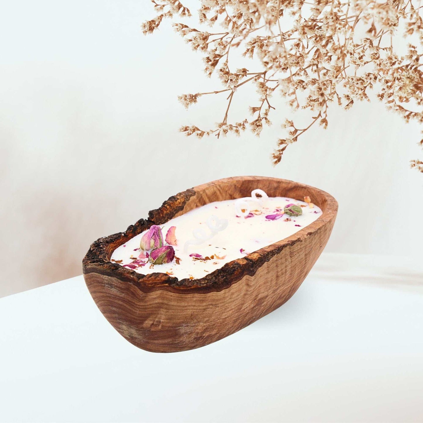 Sojawachskerze in Olivenholzschale "Tapa" 12-13 cm mit Blüten