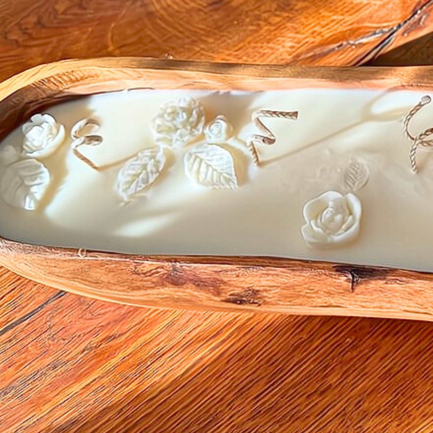 Sojawachskerze in Olivenholzschale mit besonderem Rosen-Relief, große Luxus Kerze 35-39 cm