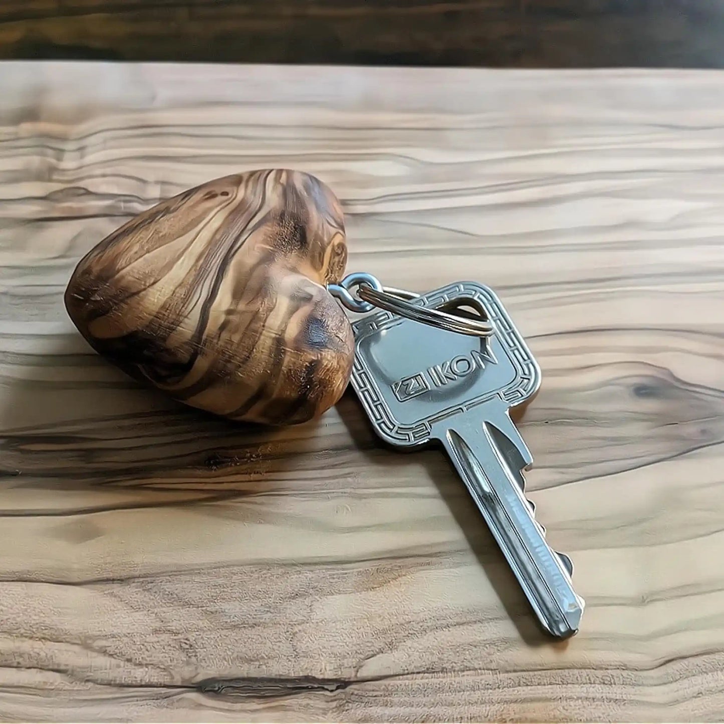 Schlüsselanhänger aus Olivenholz in Herz Form 3-D