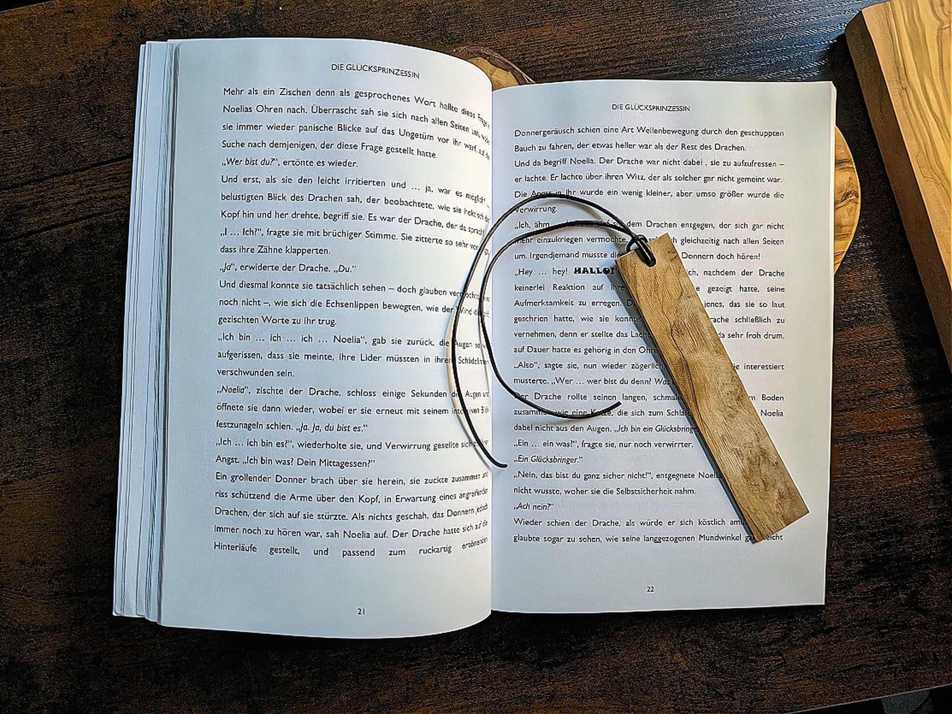 Lesezeichen aus Olivenholz mit Lederband