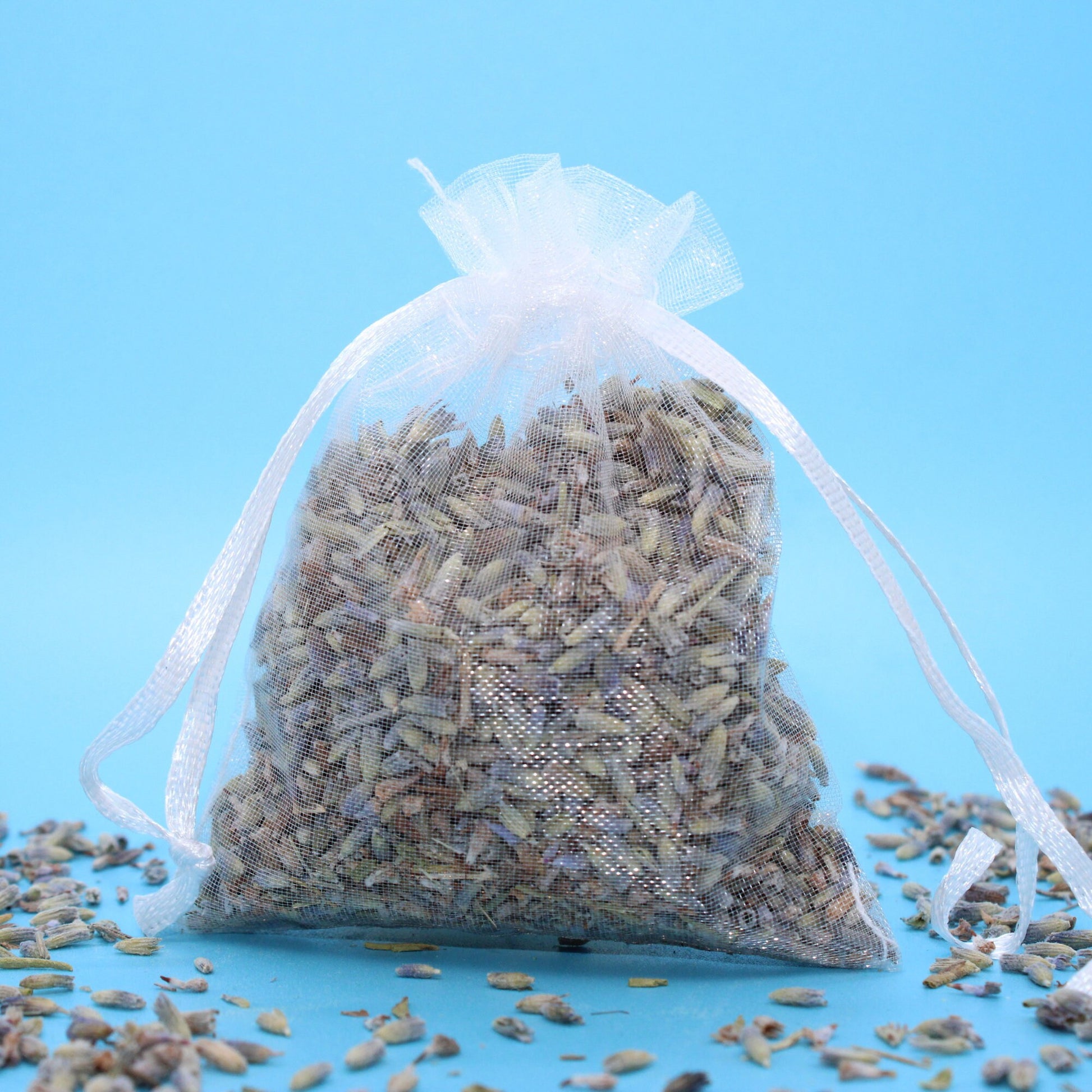 Lavendelsäckchen mit getrockneten Lavendelblüten - natürliche Regenerations- und Duftmischung