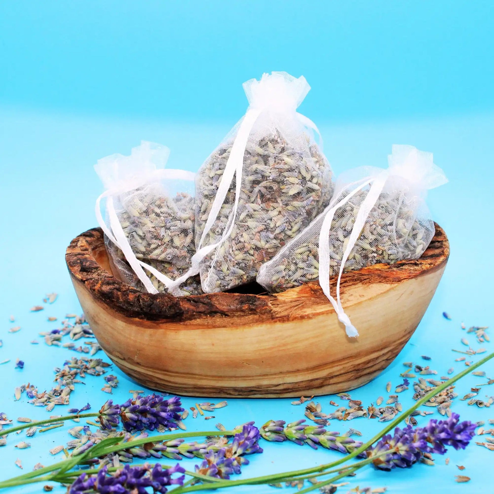 Lavendelsäckchen mit getrockneten Lavendelblüten - natürliche Regenerations- und Duftmischung